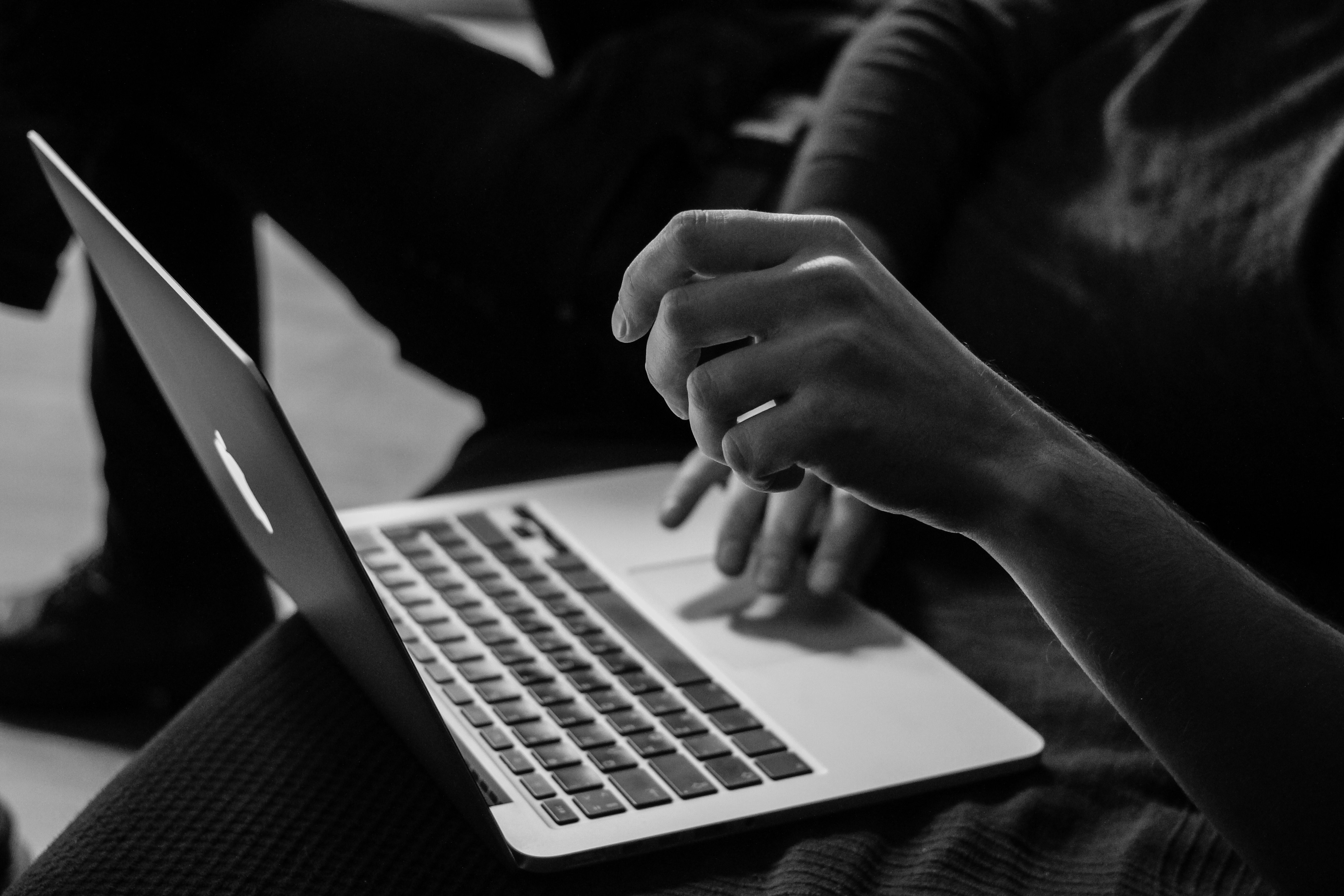 MacBook Air M1 mi M2 mi? Hangi Modeli Seçmeli?